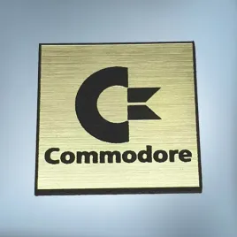 emblemat-commodore-50x50mm-zlota-naklejka-logo-znaczek