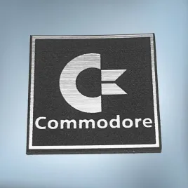 emblemat-naklejka-commodore-srebrno-czarna-25x25mm-logo-znaczek