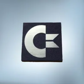 emblemat-naklejka-commodore-srebrno-czarna-25x25mm-a-logo-znaczek