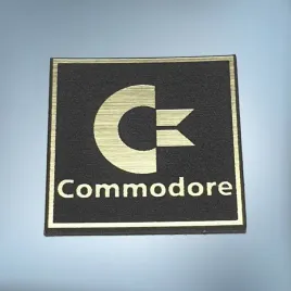 emblemat-naklejka-commodore-zloto-czarna-25x25mm-logo-znaczek