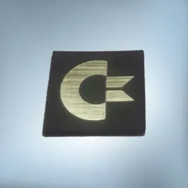 emblemat-naklejka-commodore-zloto-czarna-25x25mm-a-logo-znaczek