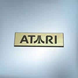 emblemat-naklejka-logo-atari-zlota-szczotkowana-40x12mm