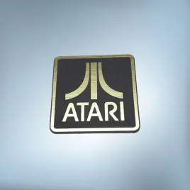 emblemat-naklejka-logo-atari-zloty-napis-ramka-18x18mm