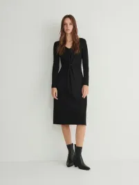 czarna-sukienka-z-ozdobnym-detalem-midi-reserved-m