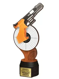 statuetka-drewniana-z-nadrukiem-kolorowym-29-cm-strzelectwo-bron-krotka