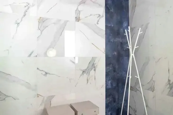 plytki-gres-poler-60x60-calacatta-vanito-morenti-blue-zastosowanie-na-zewnatrz-wewnatrz