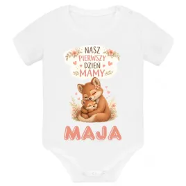 body-dzieciece-z-imieniem-nasz-pierwszy-dzien-mamy-nadruk-bawelna-9m