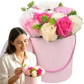 flowerbox-z-kwiatami-mydlanymi-prezent-pudelko-upominek-kwiaty-roze-mydlane