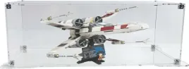 gablota-z-podstawa-drewlandia-do-zestawu-lego-75355-mysliwiec-x-wing