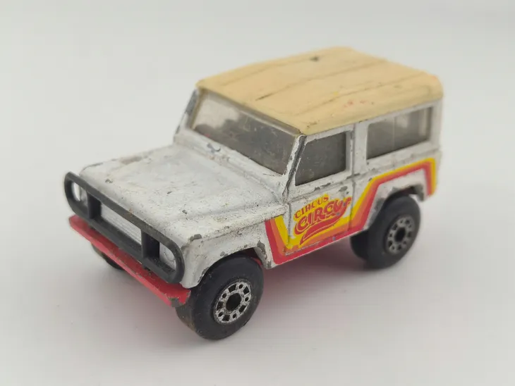 matchbox-land-rover-90-ninety-circus