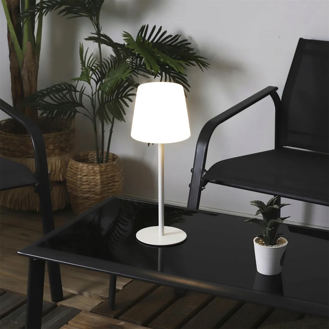 lampa-stolowa-usb-biala
