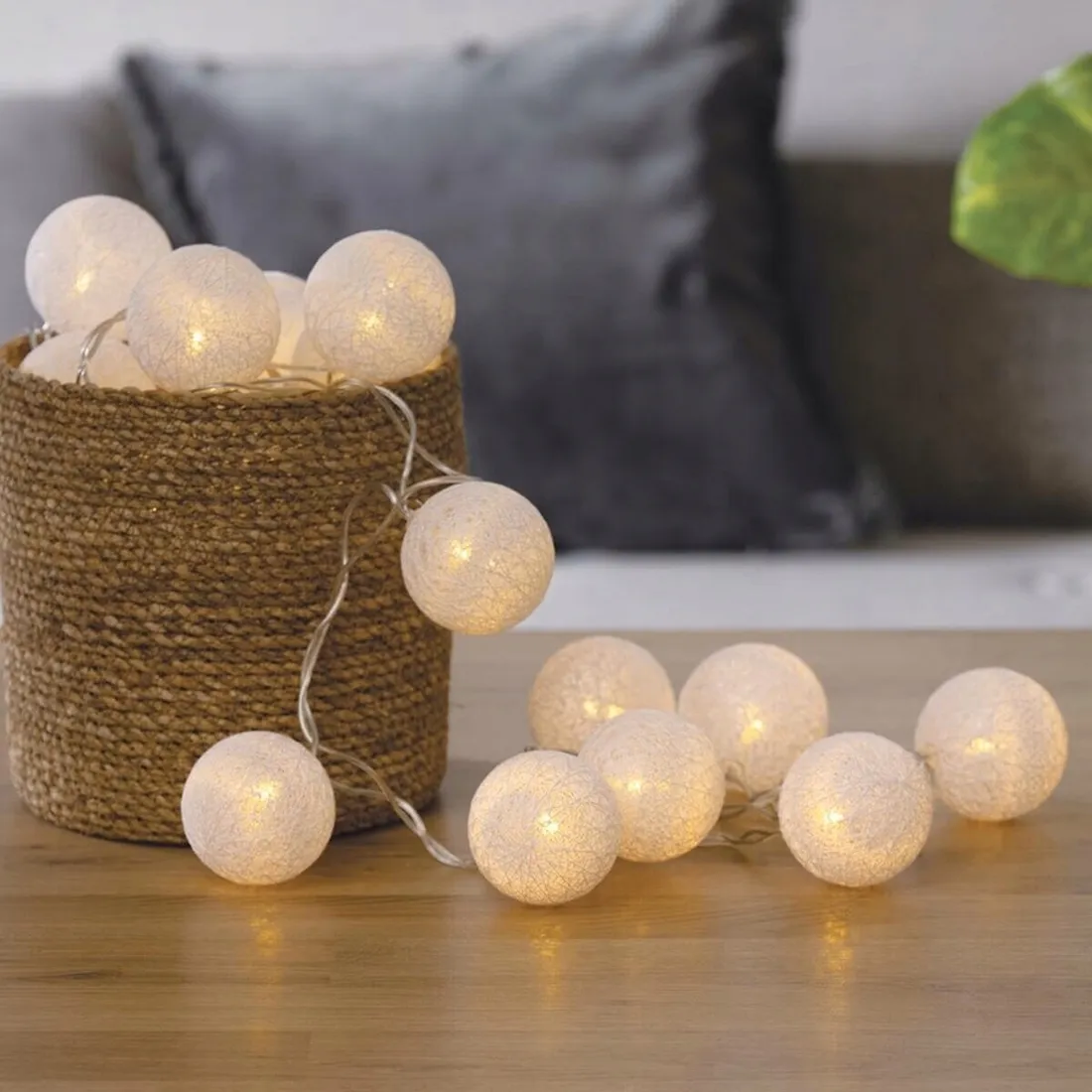 girlanda-cotton-balls-led-biala