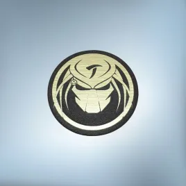 greatergreatergreater-predator-40x40mm-zloty-emblemat-naklejka-logo-znaczek-zamiennik