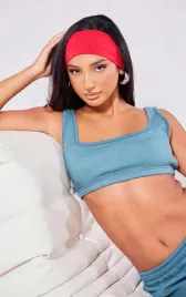 niebieski-ocieplany-crop-top-prettylittlething-xxs