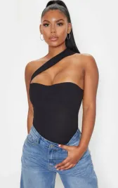czarne-body-z-paskiem-na-ramie-prettylittlething-s