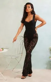 czarny-koronkowy-kombinezon-z-szerszymi-nogawkami-prettylittlething-s