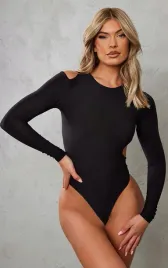 czarne-body-z-dlugim-rekawem-z-lejacego-materialu-prettylittlething-l