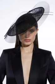 bezowy-siateczkowy-fascynator-karen-millen-uniwersalny