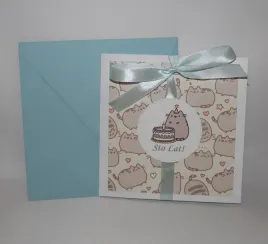 kartka-na-urodziny-niebieska-dla-dzieci-kot-puszin-pusheen-z-kokardka