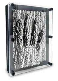 tablica-szpilkowa-pin-art-zabawny-gadzet-szpilki