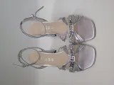 sandaly-guess-srebrne-stan-nowy