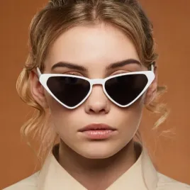 stylowe-okulary-przeciwsloneczne-biala-oprawka-z-ciemnymi-soczewkami