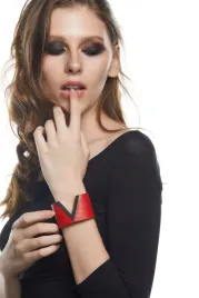 bransoletka-mankietowa-w-minimalistycznym-stylu