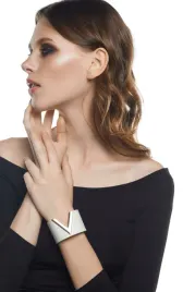 bransoletka-mankietowa-w-minimalistycznym-stylu