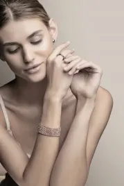 bransoletka-na-gumce-z-mieniacymi-sie-kamieniami-damska