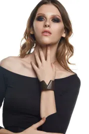 bransoletka-mankiet-damska-z-ekoskory-z-klamra