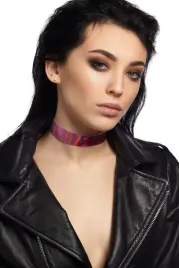choker-rozowy-winylowy-damski-modny-serce