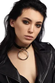 choker-z-metalowa-masywna-zawieszka-w-formie-kolka