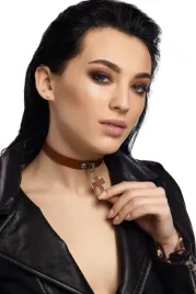 choker-z-zawieszka-w-ksztalcie-krzyza