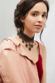 choker-gotycki-naszyjnik-koronkowy-z-zawieszkami