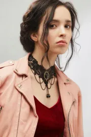 choker-gotycki-naszyjnik-koronkowy-z-zawieszkami