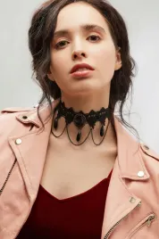 choker-gotycki-naszyjnik-koronkowy-z-zawieszkami