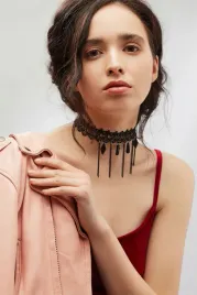 choker-gotycki-naszyjnik-koronkowy-z-zawieszkami