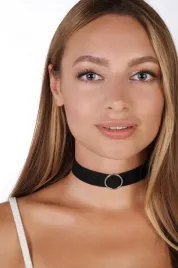 stylowy-choker-welurowy-z-ozdobnym-pierscieniem-naszyjnik-czarny