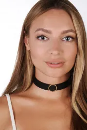 stylowy-choker-welurowy-z-ozdobnym-pierscieniem-czarny-naszyjnik