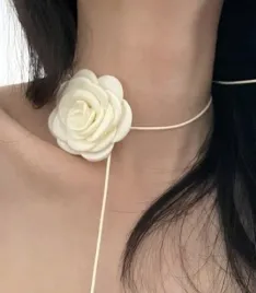 choker-z-kremowa-roza-romantyczny-i-delikatny-akcent-do-kazdej-stylizacji