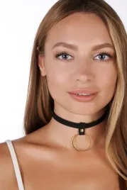 elegancki-choker-z-pierscieniem-czarny-welur-i-zlote-detale