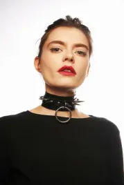 czarna-obroza-z-cwiekami-i-pierscieniem-skorzany-naszyjnik-choker
