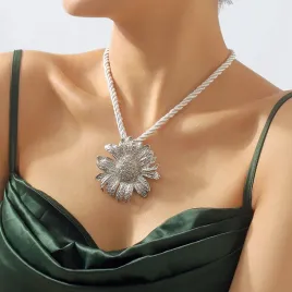 naszyjnik-z-sznurkiem-i-srebrnym-kwiatem-styl-boho-glamour