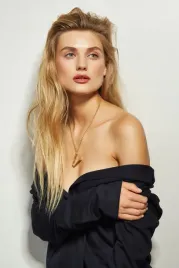 lancuszek-z-zawieszka-duza-stylizowana-litera-v