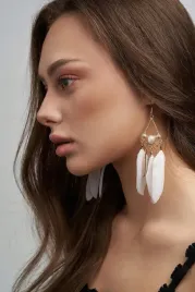 kolczyki-piora-wiszace-z-perelka-orientalne-boho
