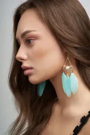 kolczyki-piora-wiszace-z-perelka-orientalne-boho