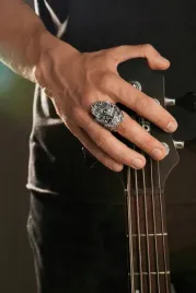 masywny-pierscien-meski-sygnet