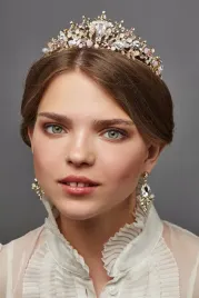 elegancki-zestaw-bizuterii-diadem-i-kolczyki-z-kamieniami-ozdobnymi