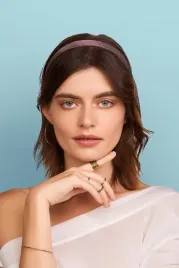 opaska-do-wlosow-w-stylu-retro-biale-paski-elegancja-i-komfort-bordowa