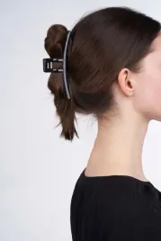 spinka-do-wlosow-w-stylu-minimalistycznym-szczeka-lapacz-francuski-klamra